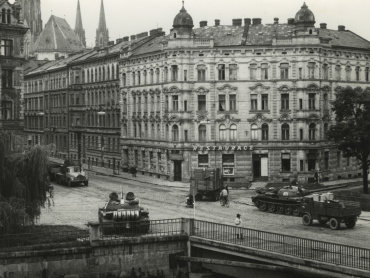 Sovětské tanky před restaurací Bristol na nábřeží Moravy a na mostě přes  Moravu. Státní okresní archiv v Olomouci.